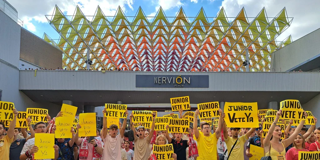 Cientos de sevillistas claman contra Del Nido Carrasco: «Junior, dimisión»