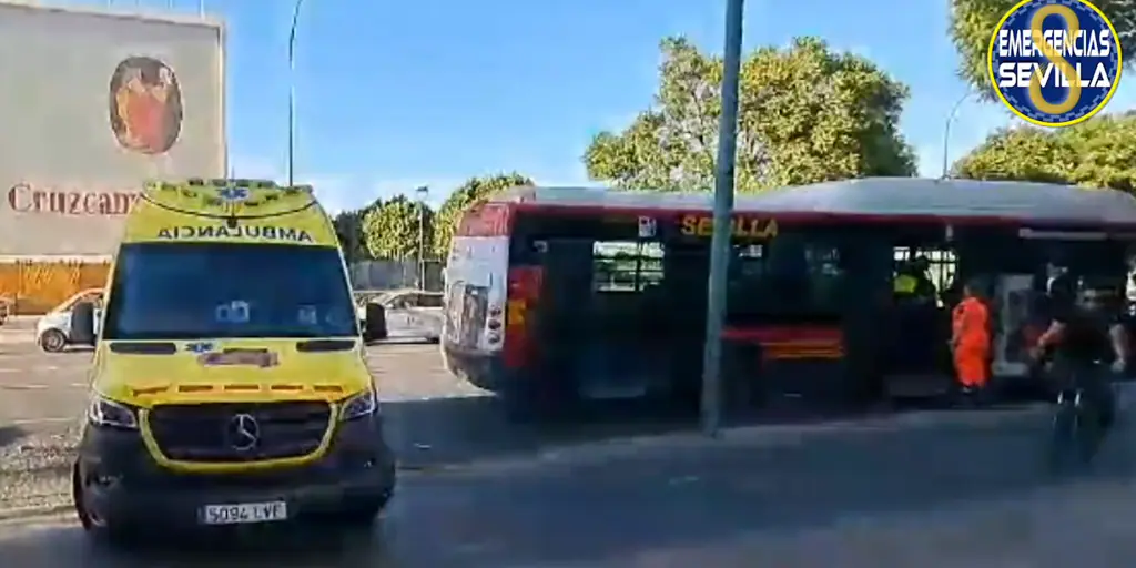 Cinco heridos en una colisión entre un autobús de Tussam y un turismo