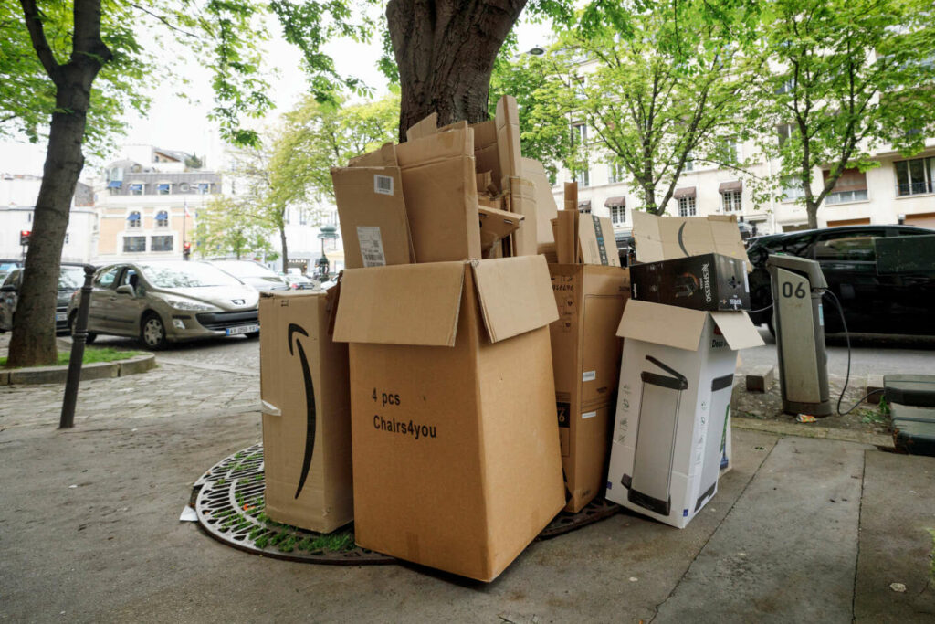 Comment le carton a envahi nos vies : « On doit forcer avec les mains pour que tout rentre dans le container »