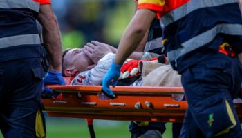 Marc-André ter Stegen wird auf einer Trage vom Feld gebracht, danach gab es die traurige Diagnose