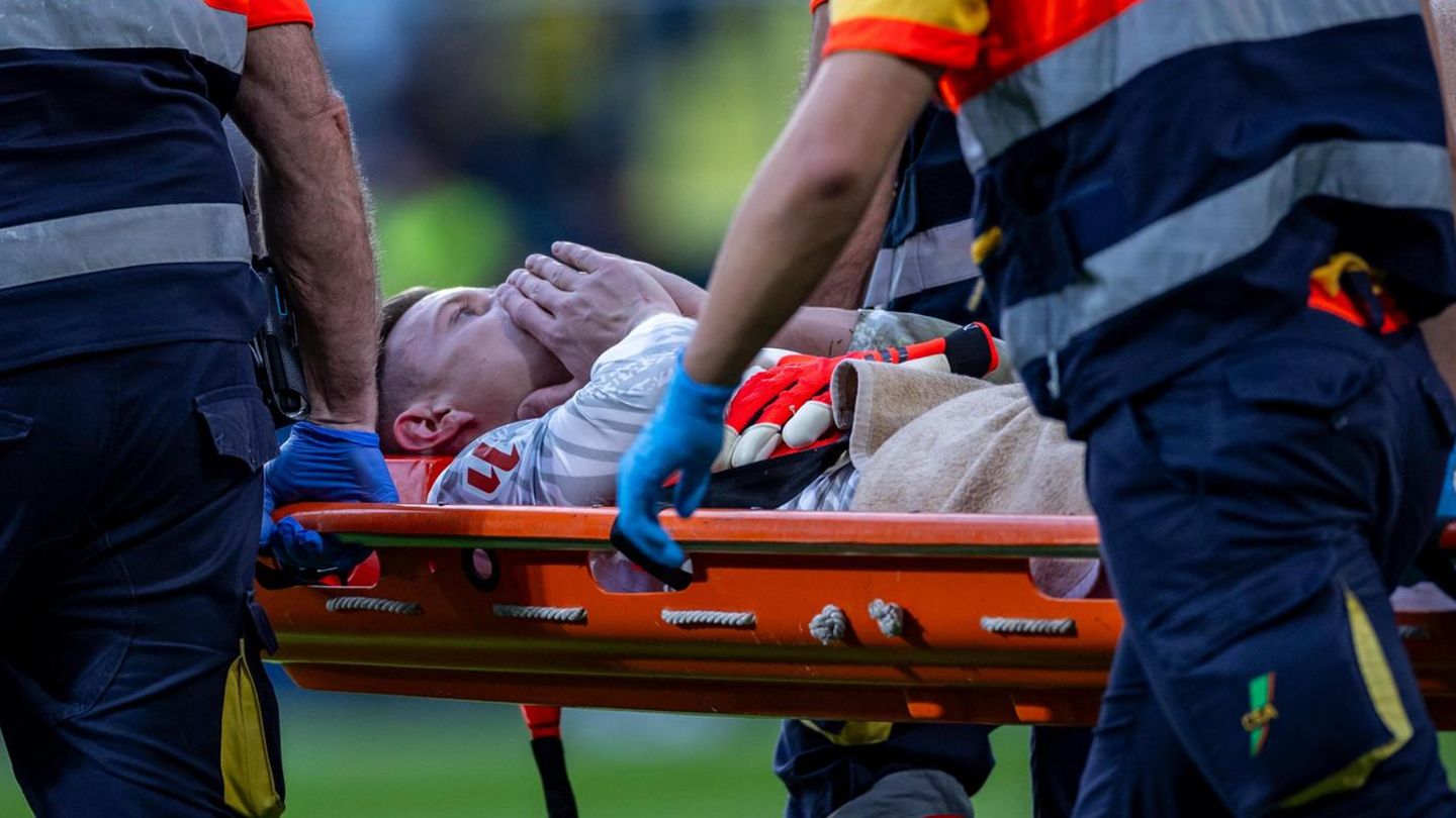 Marc-André ter Stegen wird auf einer Trage vom Feld gebracht, danach gab es die traurige Diagnose