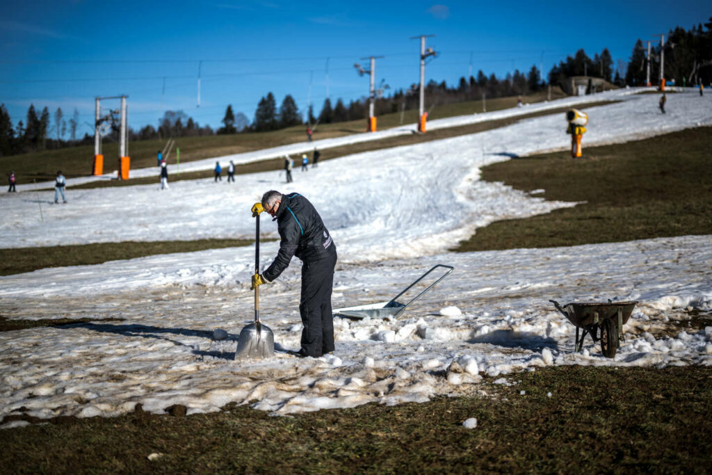 Dans le massif jurassien, pleurs et colère autour de la fermeture de pistes de ski