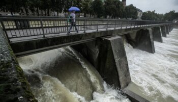 Dauerregen lässt Isar anschwellen: Hubschrauber rettet Ertrinkenden „in letzter Sekunde“ aus der Isar