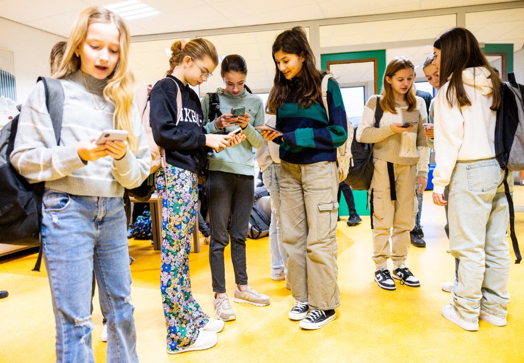 Des députés s'interrogent : Concrètement, comment va-t-on interdire les portables au lycée ?