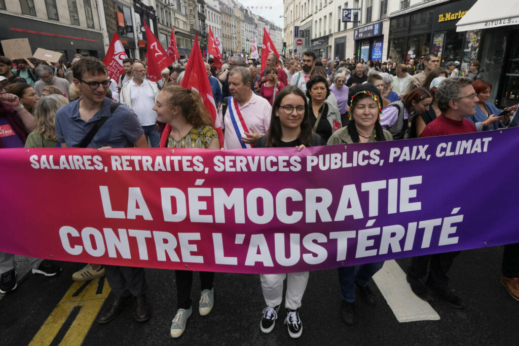 Des milliers de manifestants de gauche défilent contre « le coup de force » d’Emmanuel Macron après la nomination de Michel Barnier