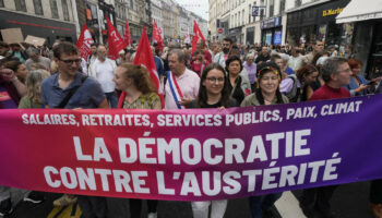 Des milliers de manifestants de gauche défilent contre « le coup de force » d’Emmanuel Macron après la nomination de Michel Barnier