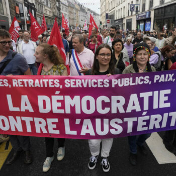 Des milliers de manifestants de gauche défilent contre « le coup de force » d’Emmanuel Macron après la nomination de Michel Barnier