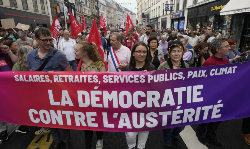 Des milliers de manifestants de gauche défilent contre « le coup de force » d’Emmanuel Macron après la nomination de Michel Barnier