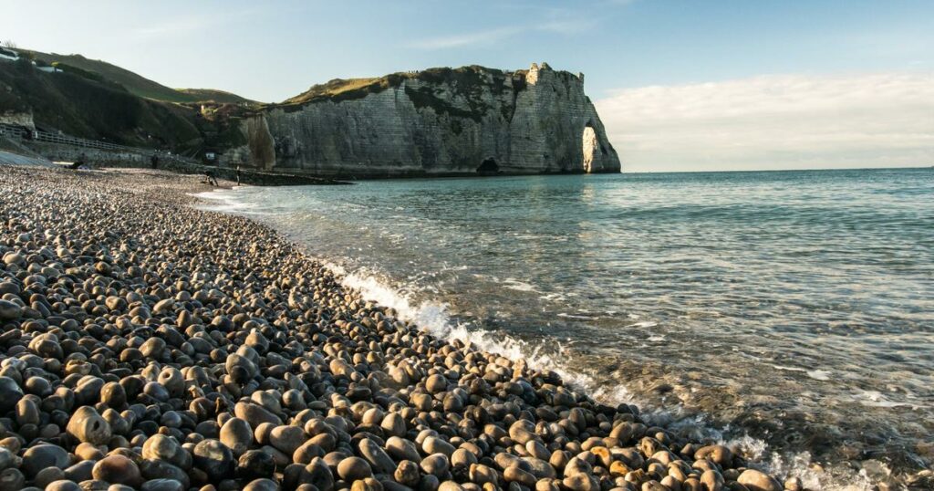 Des vacanciers s’en veulent d’avoir ramassé des galets à Étretat, ils les renvoient par la poste