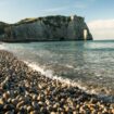 Des vacanciers s’en veulent d’avoir ramassé des galets à Étretat, ils les renvoient par la poste