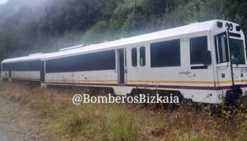 Descarrila un tren que cubría la ruta Santander-Bilbao tras colisionar con una roca