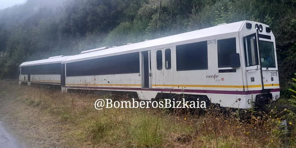 Descarrila un tren que cubría la ruta Santander-Bilbao tras colisionar con una roca