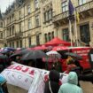 Devant la Chambre: Ils ont manifesté en solidarité avec les employés de Caritas