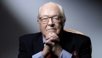 Dispensé de procès: Jean-Marie Le Pen chante chez lui avec des néonazis