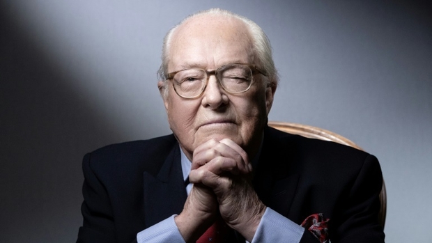 Dispensé de procès: Jean-Marie Le Pen chante chez lui avec des néonazis