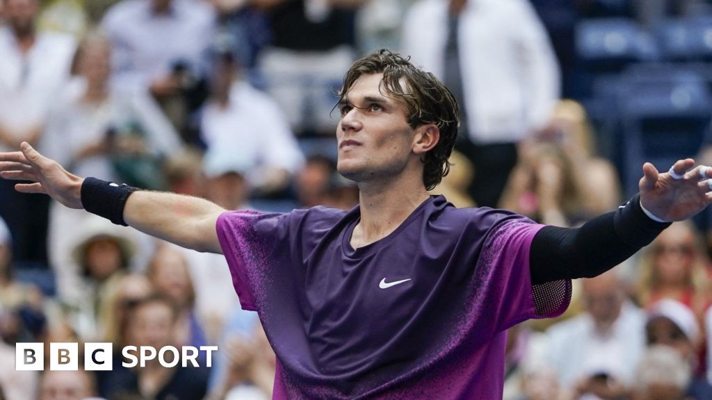 Jack Draper celebrates victory over Alex de Minaur at the US Open