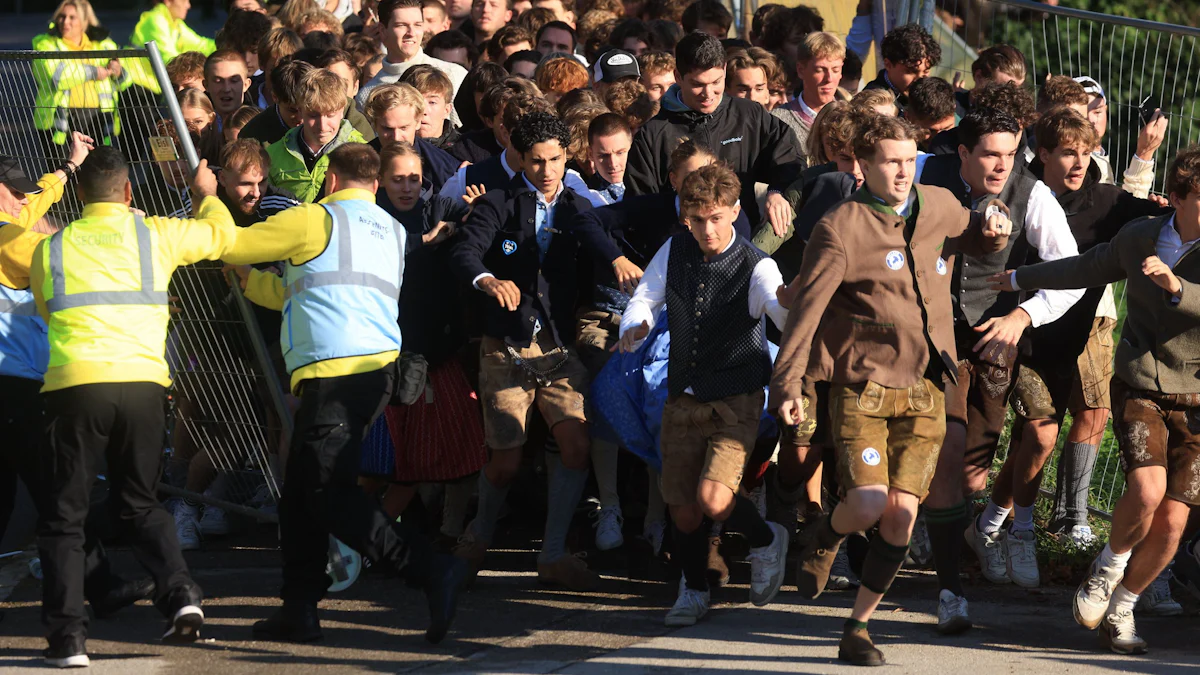 Einlasskontrollen zum Oktoberfest: Und die Security sieht staunend zu