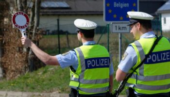 Ab Montag soll es an den NRW-Grenzen zu den Niederlanden und Belgien temporäre Grenzkontrollen geben. (Archivfoto) Foto: Henning