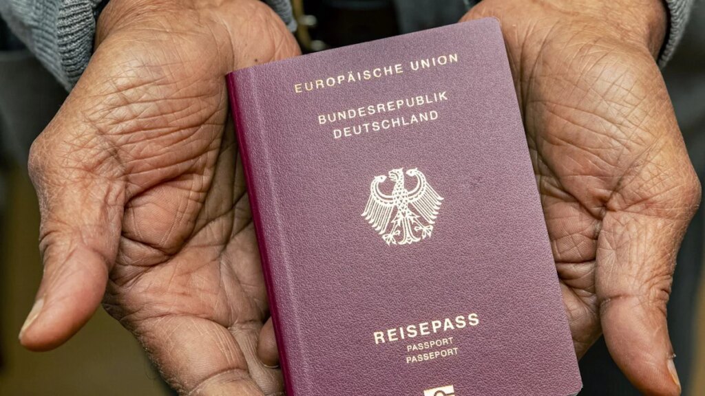 Einwanderung: 70 000 Ausländer in Bayern warten auf ihren deutschen Pass