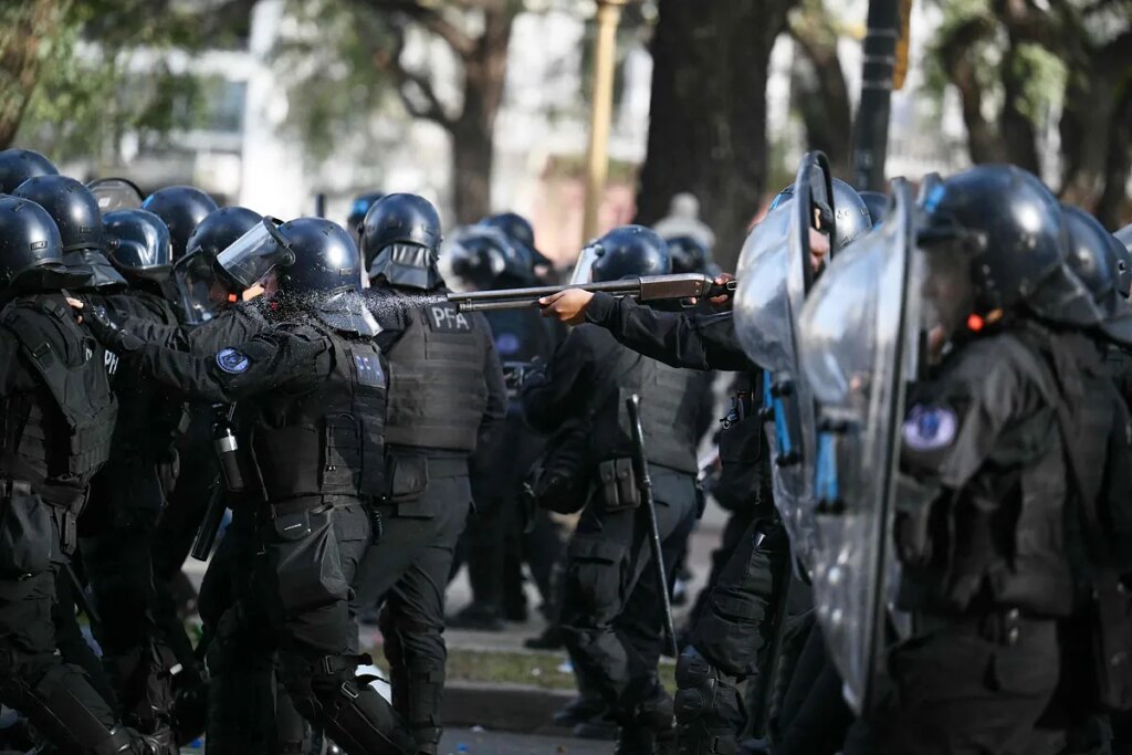 El Congreso argentino convalida el veto de Milei al aumento de las jubilaciones en medio de nuevas protestas