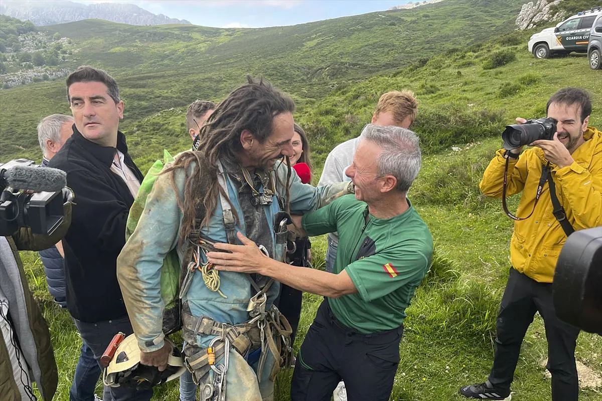 El Gobierno cántabro, sobre la tasa por el rescate de los dos espeleólogos perdidos: "Es un aviso para el resto"