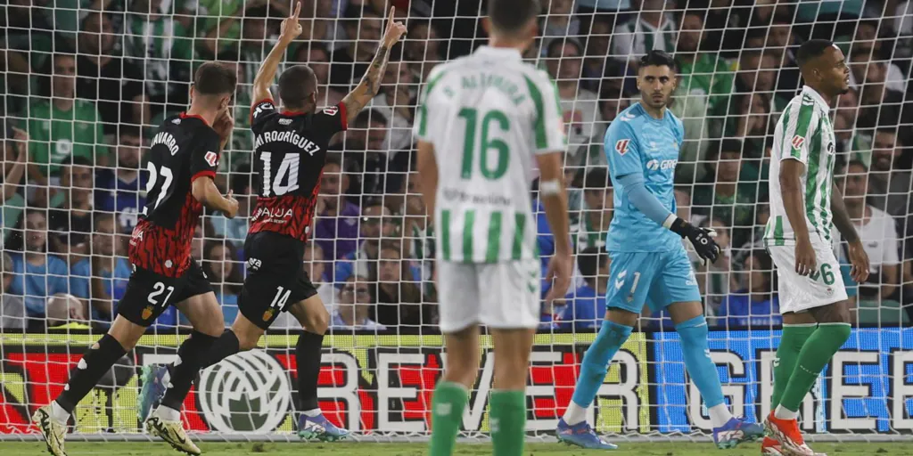 El Mallorca pone palos en las ruedas del Betis (1-2)