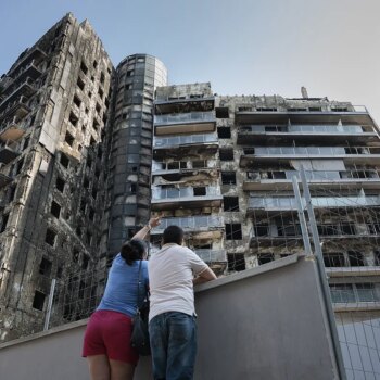 El edificio incendiado de Valencia da el paso para su reconstrucción seis meses después: "La rehabilitación era nuestro principal deseo"