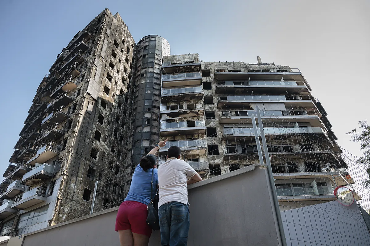 El edificio incendiado de Valencia da el paso para su reconstrucción seis meses después: "La rehabilitación era nuestro principal deseo"