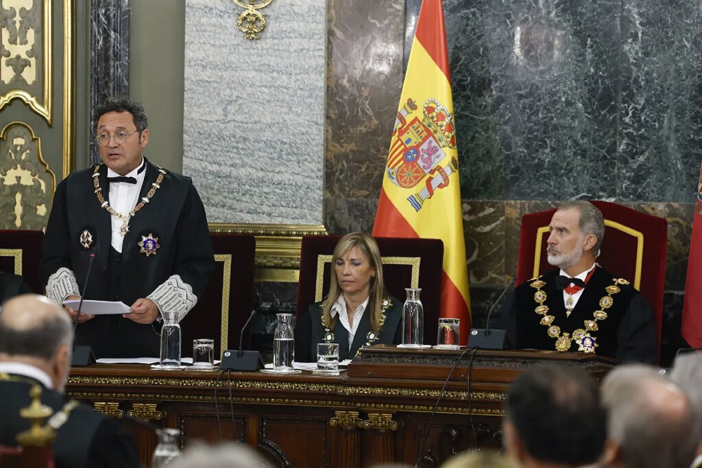 El fiscal general hace un discurso con guiños políticos: advierte del "peligro" de las acusaciones populares en plena investigación a la mujer de Sánchez y carga contra la "desinformación"