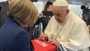 El papa Francisco firma una camiseta de fútbol de Mateo, el niño asesinado en Mocejón