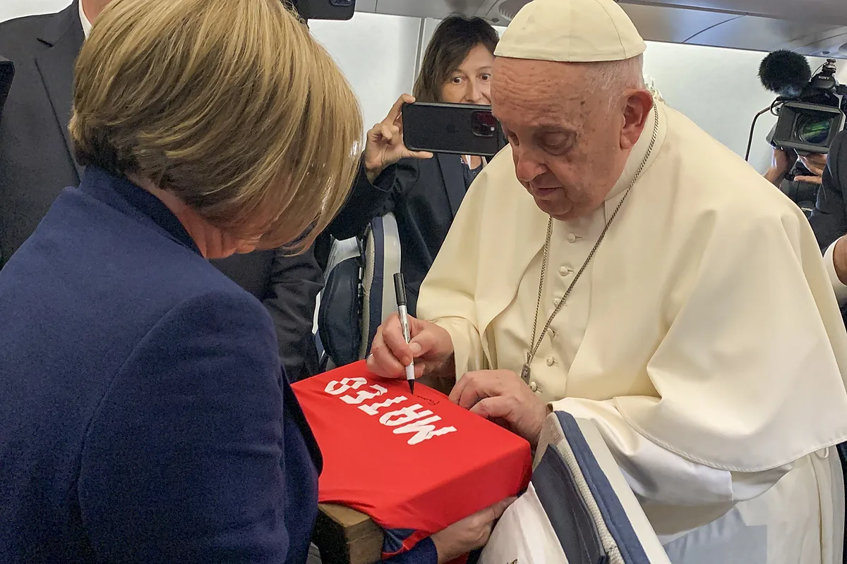 El papa Francisco firma una camiseta de fútbol de Mateo, el niño asesinado en Mocejón