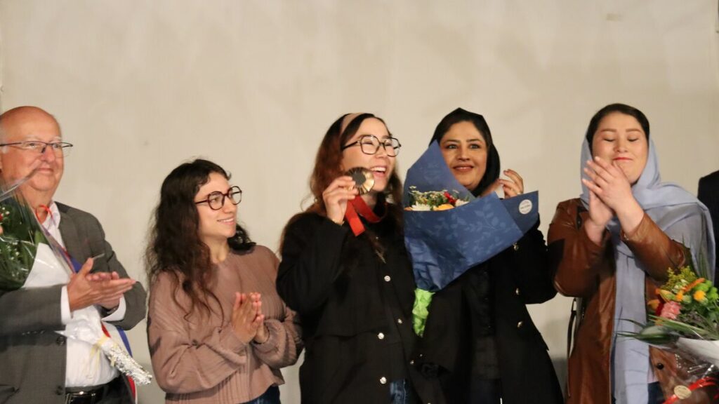 « Elle est extraordinaire » : Colombes célèbre Zakia Khudadadi, première athlète afghane médaillée aux Jeux