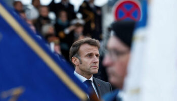 Emmanuel Macron met en scène un supposé partage des tâches avec Michel Barnier