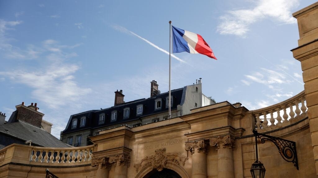 Emmanuel Macron presse droite et gauche sur les noms de Bertrand et Cazeneuve pour Matignon