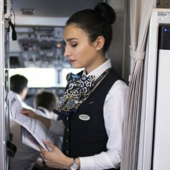 En avion: On sait pourquoi le personnel de cabine salue tous les voyageurs à l'embarquement