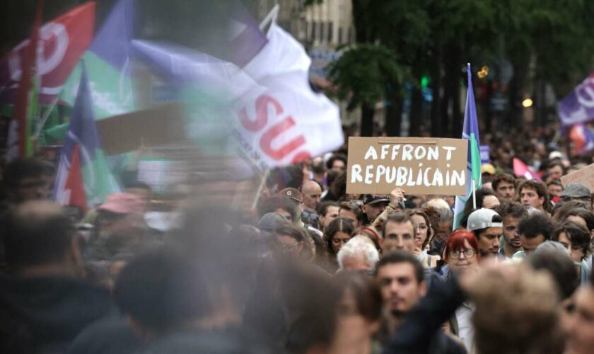 En direct, nomination de Michel Barnier : « Résistance », « destitution »… la gauche défile contre Emmanuel Macron