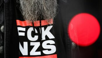 Slogan gegen Rechtsextremismus auf einem T-Shirt. Die Berliner Grünen wollen vom Senat mehr Einsatz gegen rechtsextreme Aktionen