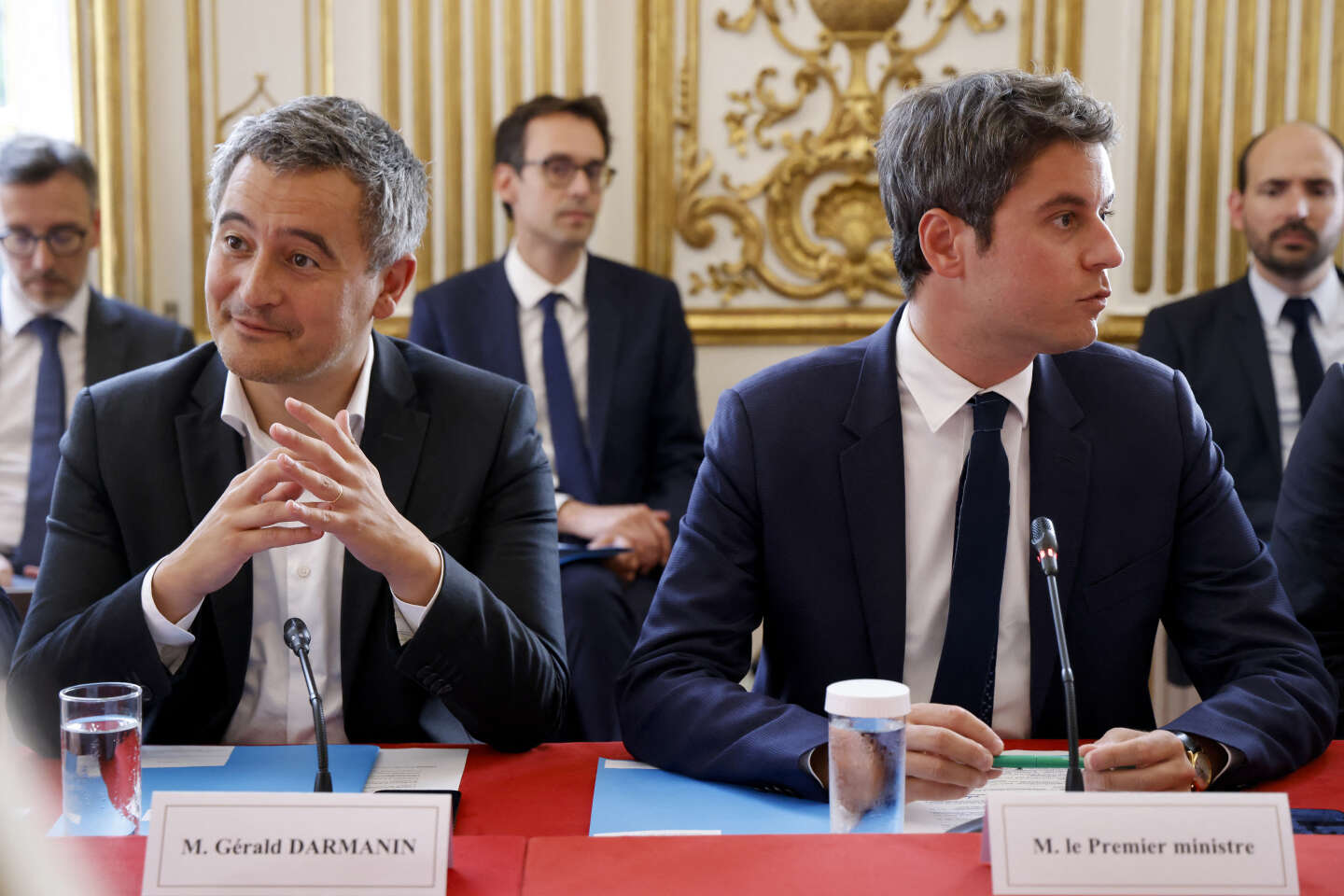 Face à Michel Barnier, Gabriel Attal et Gérald Darmanin serrent les rangs