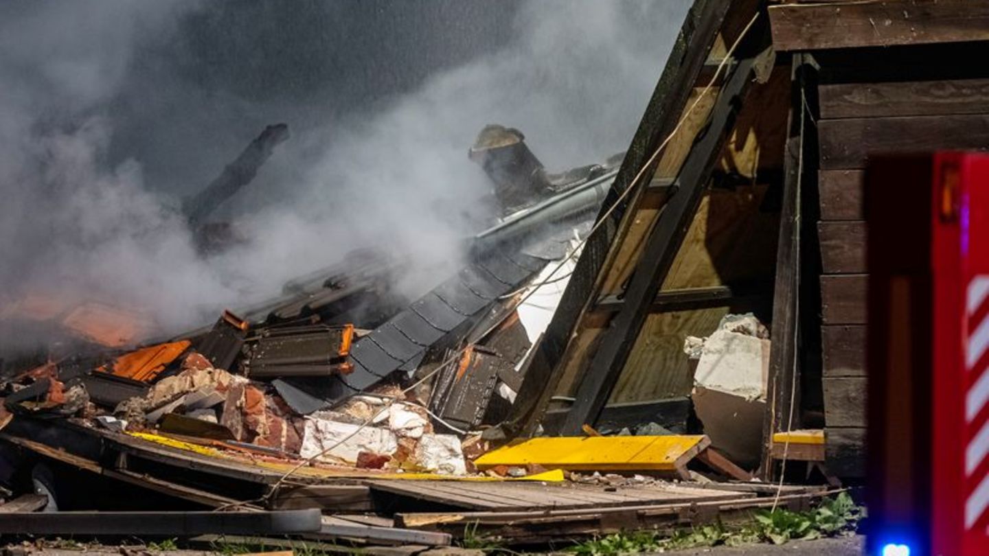 Die Feuerwehr war am späten Abend vor Ort und löschte Trümmer des Hauses. Foto: Arnulf Stoffel/dpa