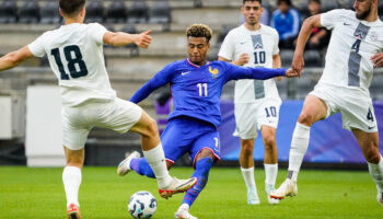 Football : le Parisien Désiré Doué marque un joli but avec les Bleuets avant de sortir sur blessure