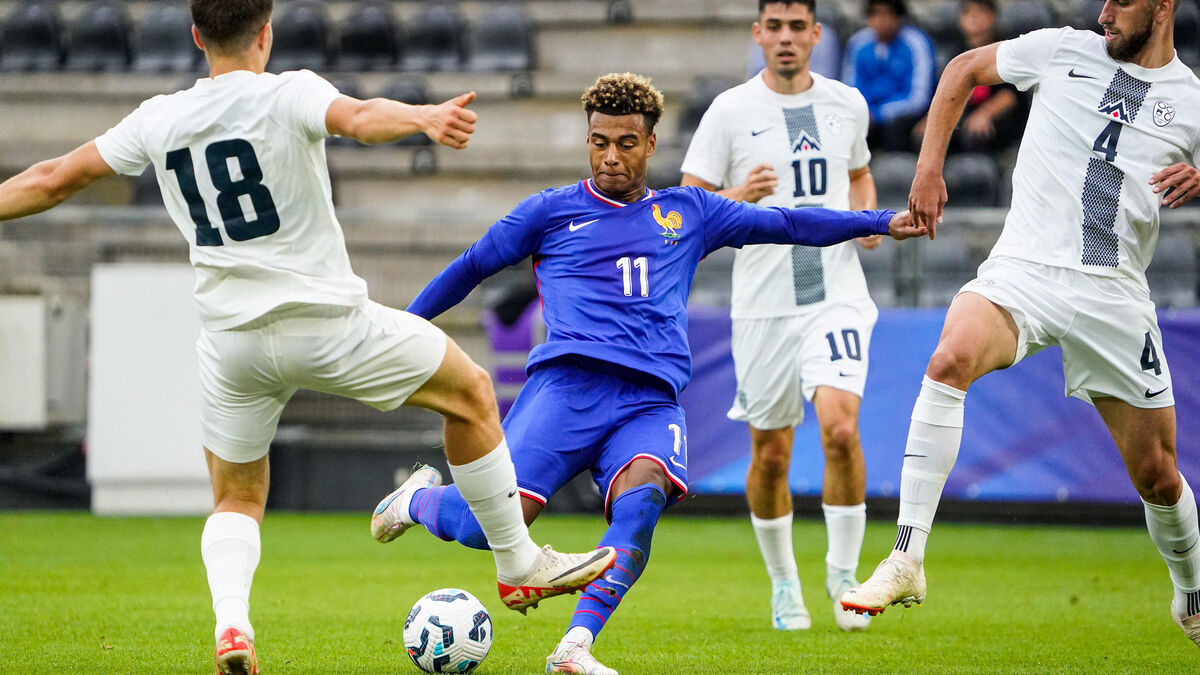 Football : le Parisien Désiré Doué marque un joli but avec les Bleuets avant de sortir sur blessure