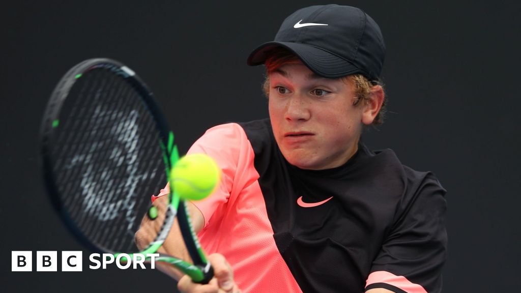 Jack Draper hits a forehand return in the boys singles at the 2018 Australian Open