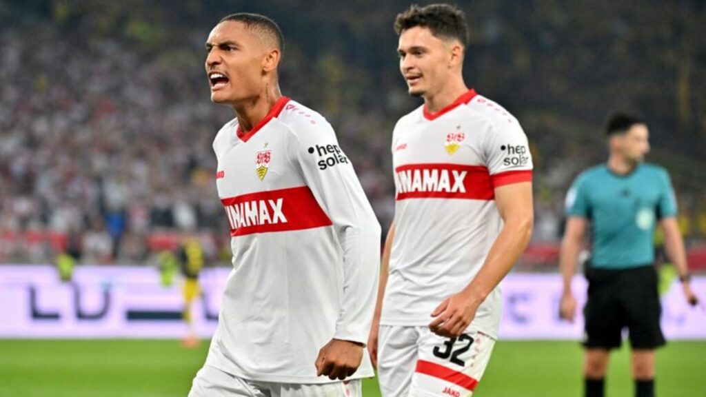 Enzo Millot (l.) gehörte zu den überragenden Stuttgarter Spielern beim Sieg gegen Dortmund. Foto: Jan-Philipp Strobel/dpa