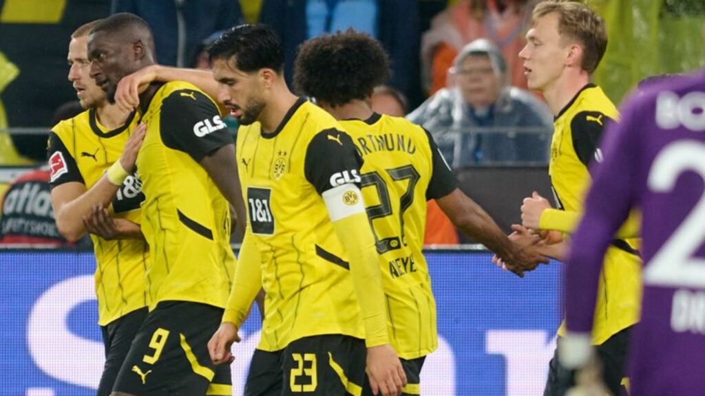 Beim 4:2 des BVB über Bochum wird Serhou Guirassy (Zweiter v.l.) als Matchwinner gefeiert. Foto: Bernd Thissen/dpa