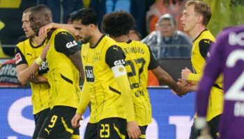 Beim 4:2 des BVB über Bochum wird Serhou Guirassy (Zweiter v.l.) als Matchwinner gefeiert. Foto: Bernd Thissen/dpa