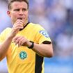 Bundesliga-Comeback an der Pfeife: Felix Brych steht nach einer schweren Knieverletzung vor einem Rekordspiel. Foto: Harry Lange