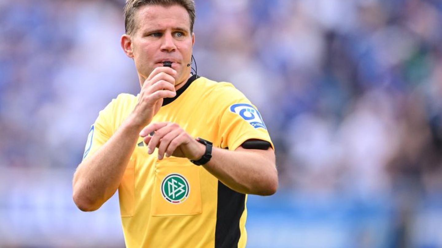 Bundesliga-Comeback an der Pfeife: Felix Brych steht nach einer schweren Knieverletzung vor einem Rekordspiel. Foto: Harry Lange