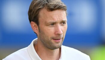 Manager Simon Rolfes von Bayer Leverkusen spricht sich für ein früheres Ende der Transferperiode aus. Foto: Hendrik Schmidt/dpa