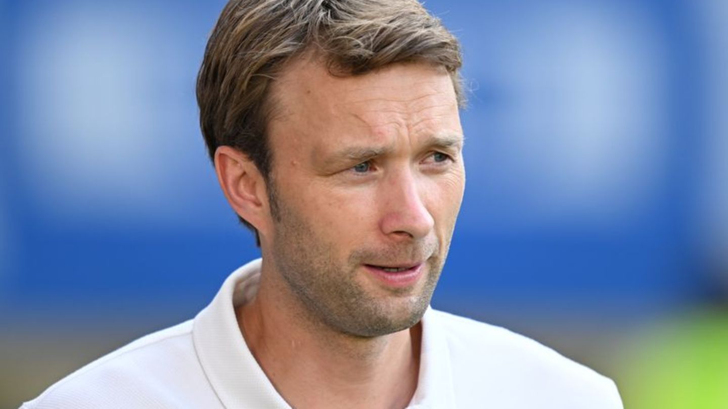 Manager Simon Rolfes von Bayer Leverkusen spricht sich für ein früheres Ende der Transferperiode aus. Foto: Hendrik Schmidt/dpa