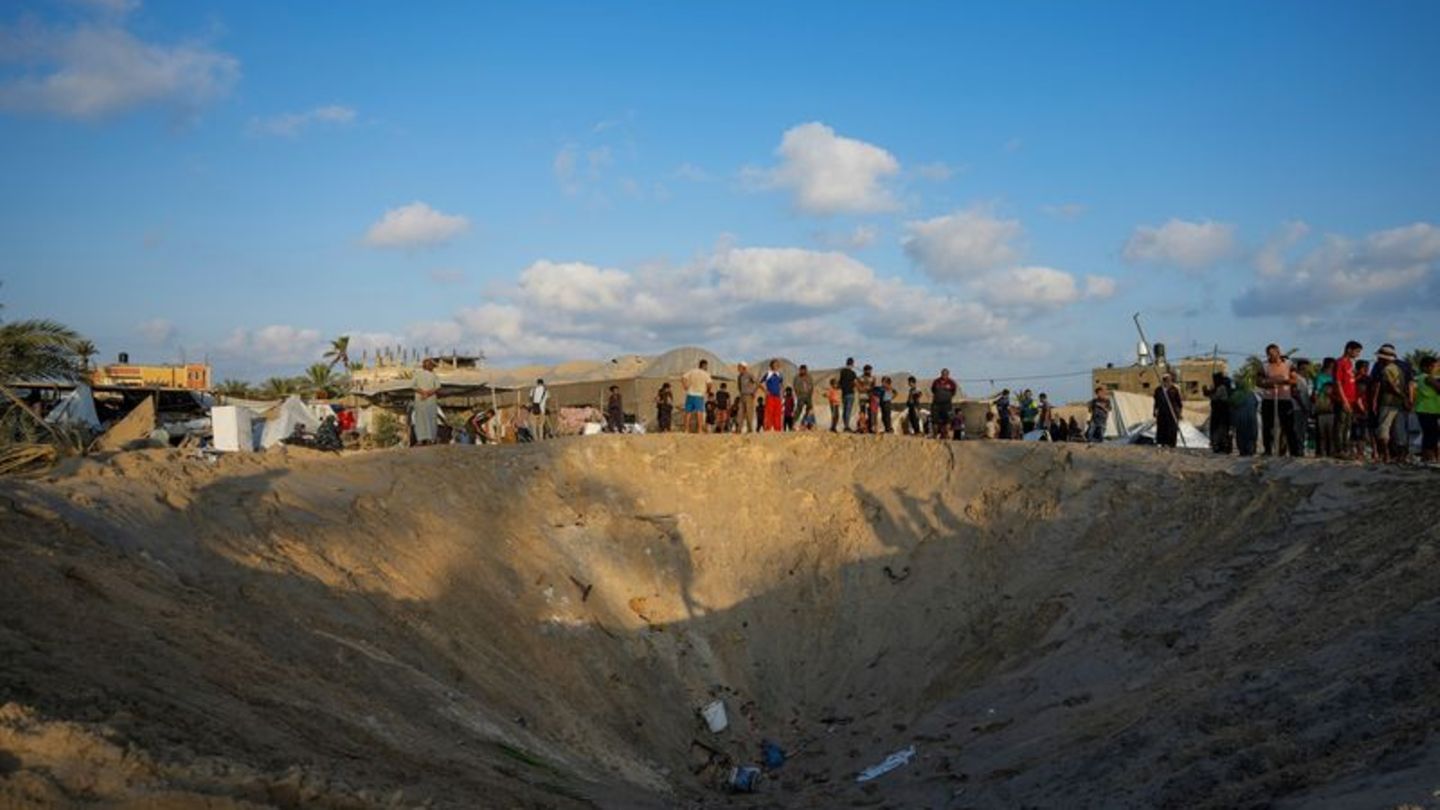 Krater am Ort des israelischen Luftangriffs Foto: Abdel Kareem Hana/AP/dpa